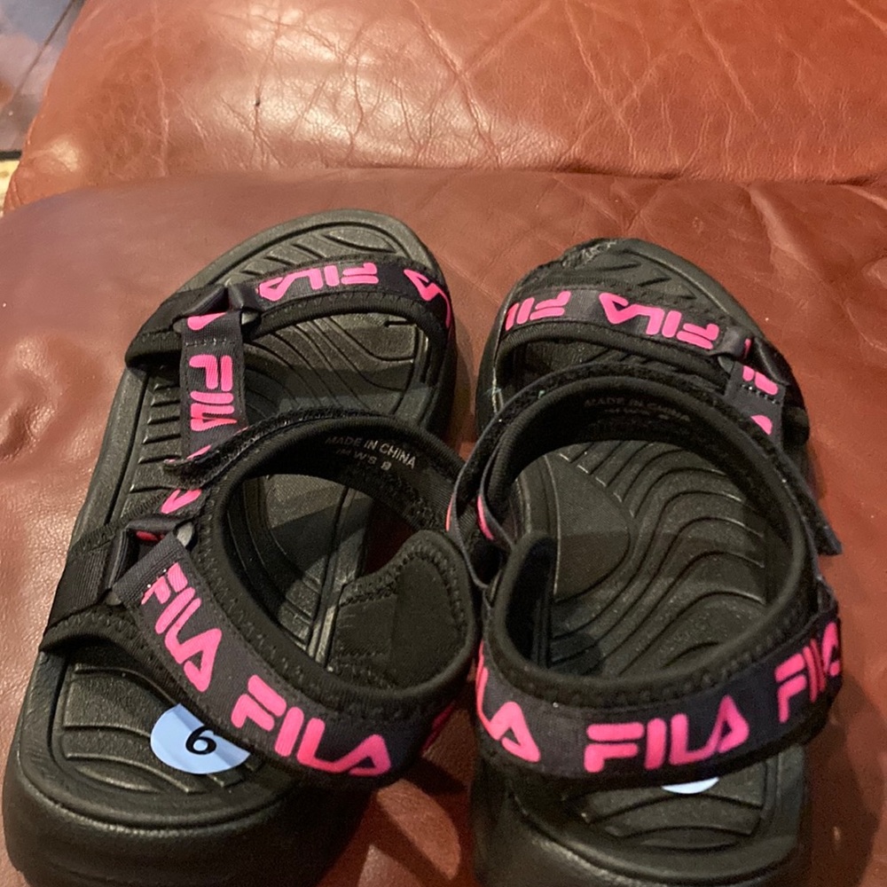 This sandal black and pink